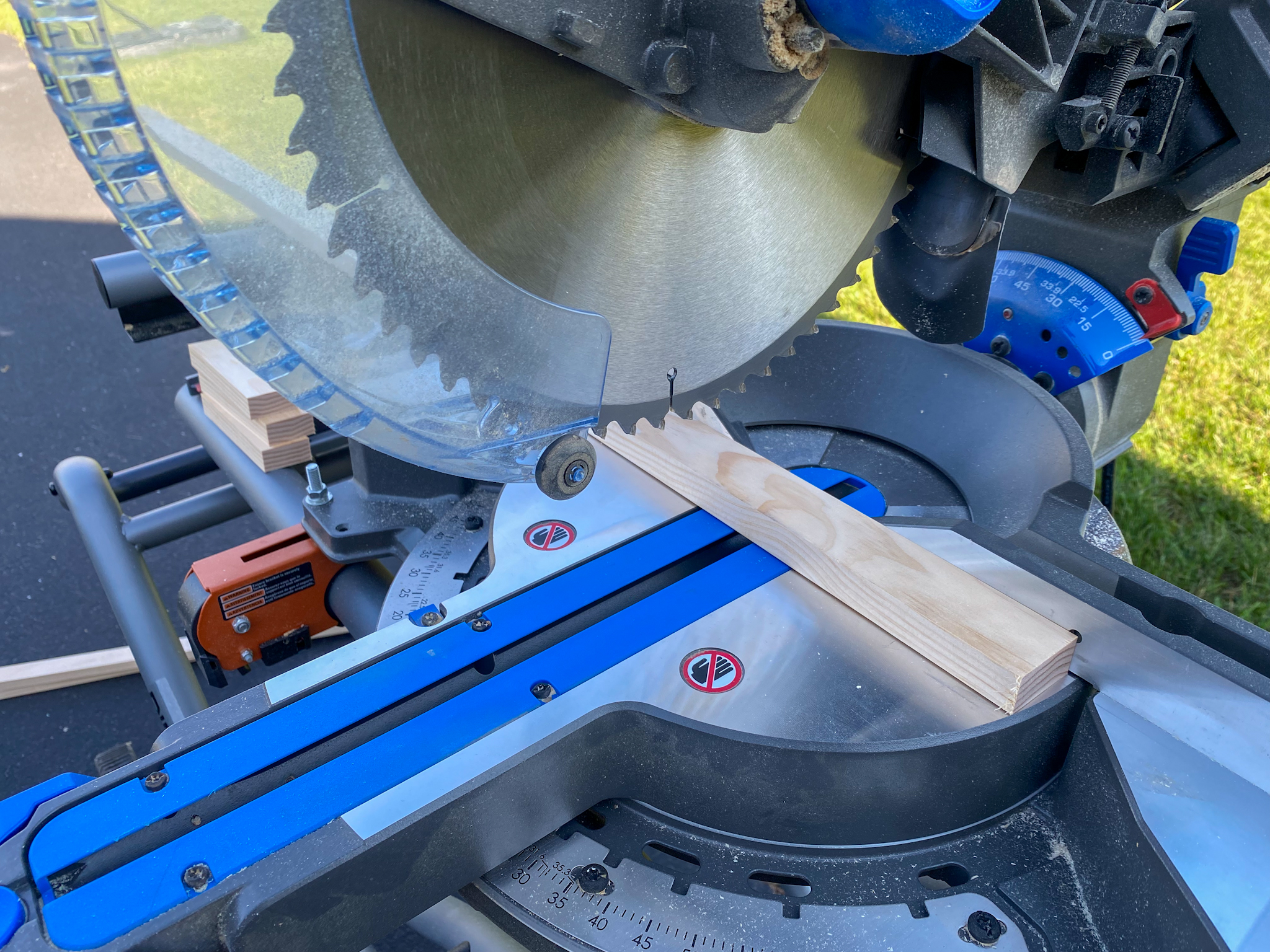 A Beautiful and Simple Christmas Decoration DIY Wood Christmas Tree